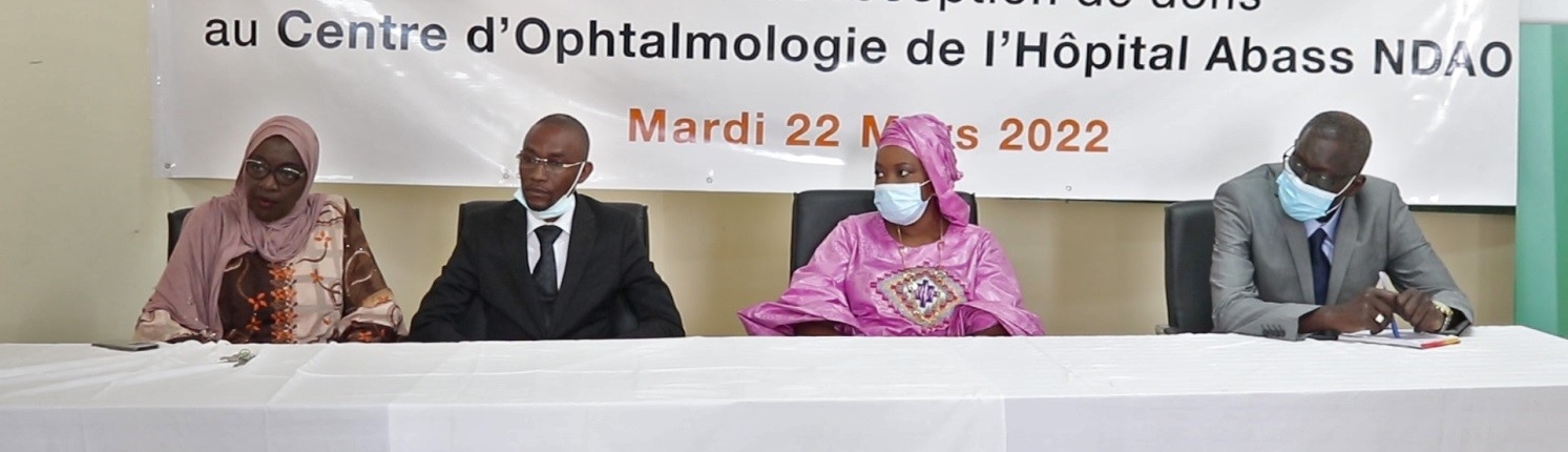 Réception de dons au Centre d'Ophtalmologie de l'Hôpital Abass NDAO